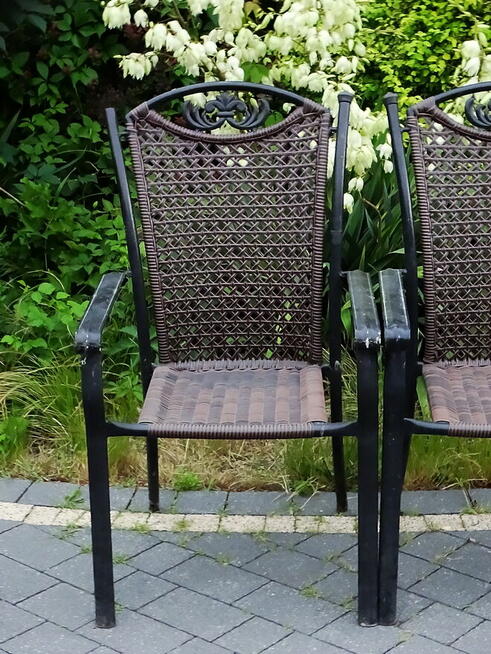 Krzesła ogrodowe z aluminiową ramą oraz plecionym siedziskie