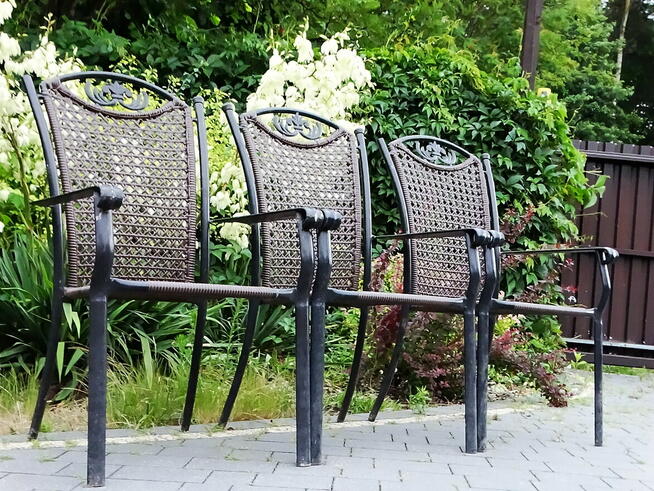 Krzesła ogrodowe z aluminiową ramą oraz plecionym siedziskie