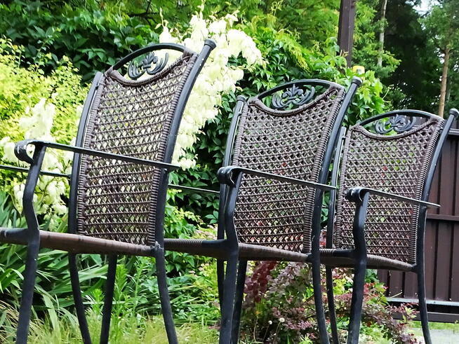Krzesła ogrodowe z aluminiową ramą oraz plecionym siedziskie