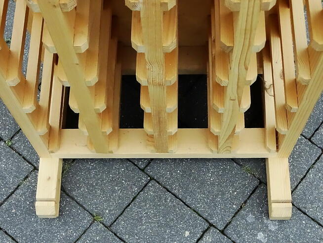 Stojak drewniany sosnowy na 48 butelek wina z ekspozycją