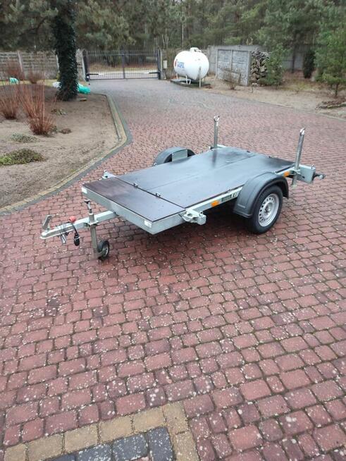 Przyczepa samochodowa bez burt