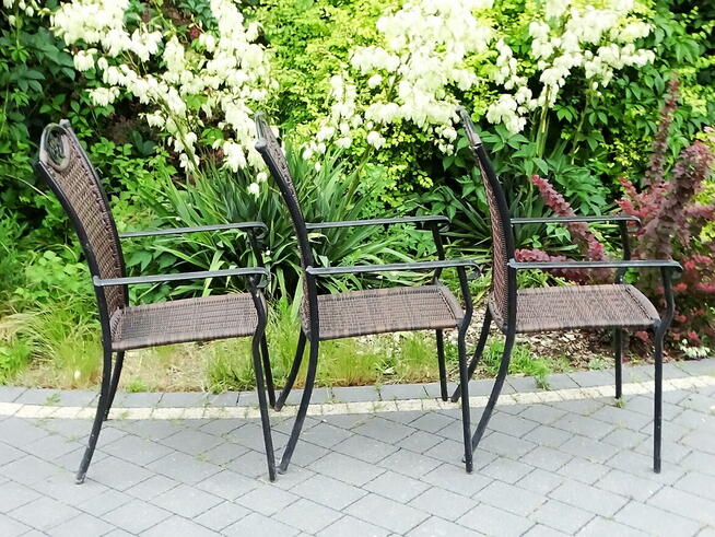 Krzesła ogrodowe z aluminiową ramą oraz plecionym siedziskie