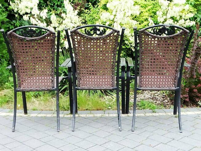 Krzesła ogrodowe z aluminiową ramą oraz plecionym siedziskie