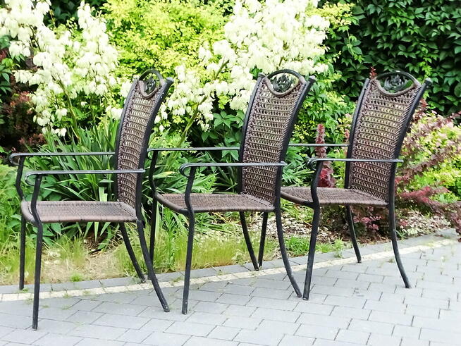 Krzesła ogrodowe z aluminiową ramą oraz plecionym siedziskie