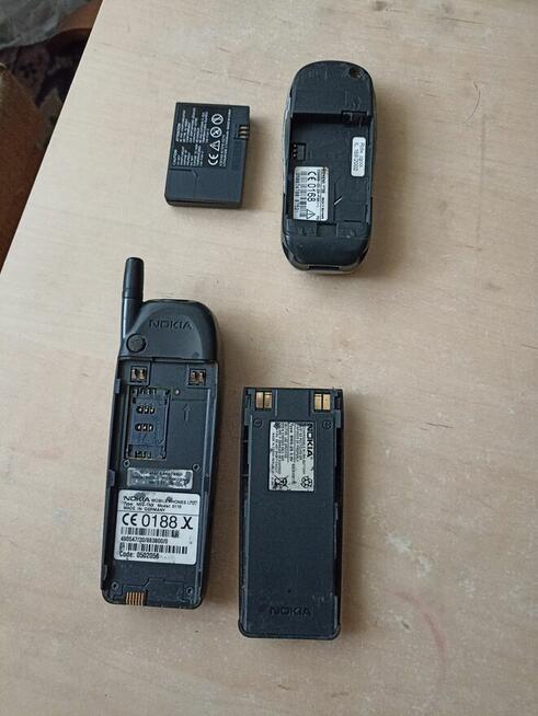 Dwa telefony komórkowe