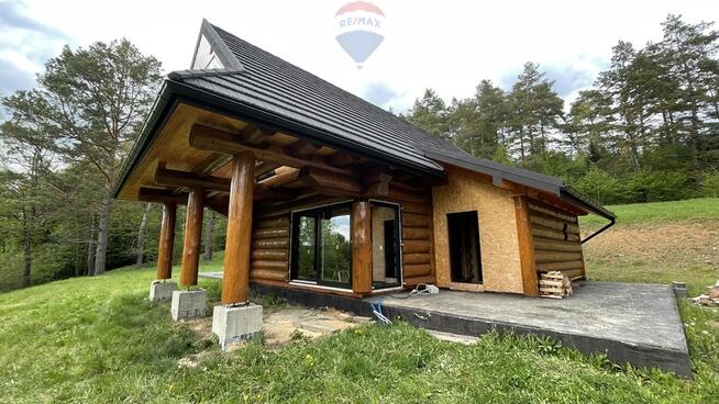 Dom z bali w sercu Bieszczad – surowy stan, ogromn