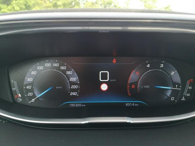 Peugeot 5008 1,5 HDI 130KM Klimatr Navi Kamera Ledy ALU 17 7 osób Gwarancja