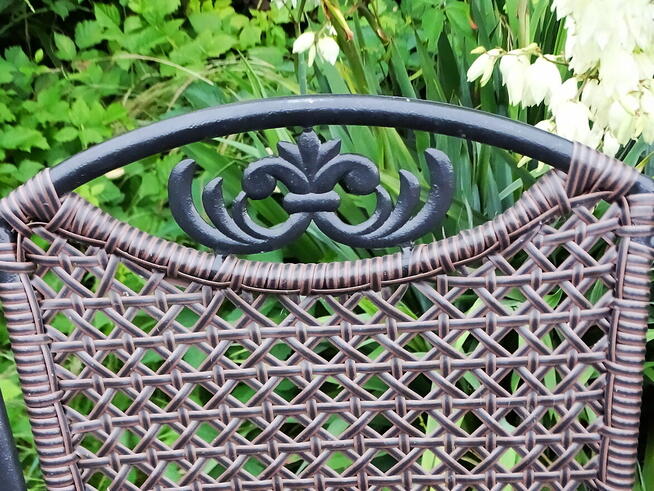 Krzesła ogrodowe z aluminiową ramą oraz plecionym siedziskie