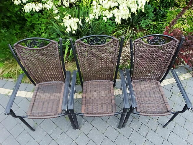 Krzesła ogrodowe z aluminiową ramą oraz plecionym siedziskie