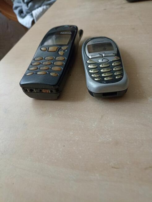Dwa telefony komórkowe