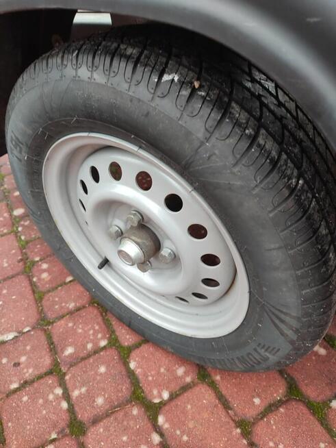 Przyczepa samochodowa bez burt