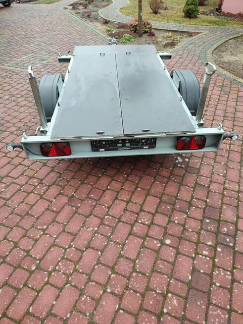 Przyczepa samochodowa bez burt