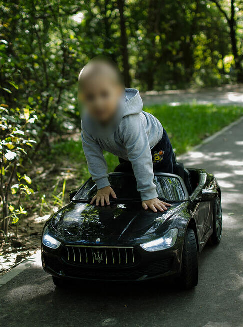 Auto elektryczne Maserati z akumulatorem dla dzieci. Używane