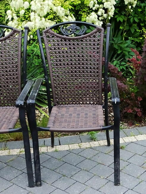 Krzesła ogrodowe z aluminiową ramą oraz plecionym siedziskie