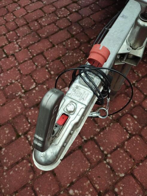 Przyczepa samochodowa bez burt