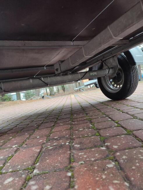 Przyczepa samochodowa bez burt