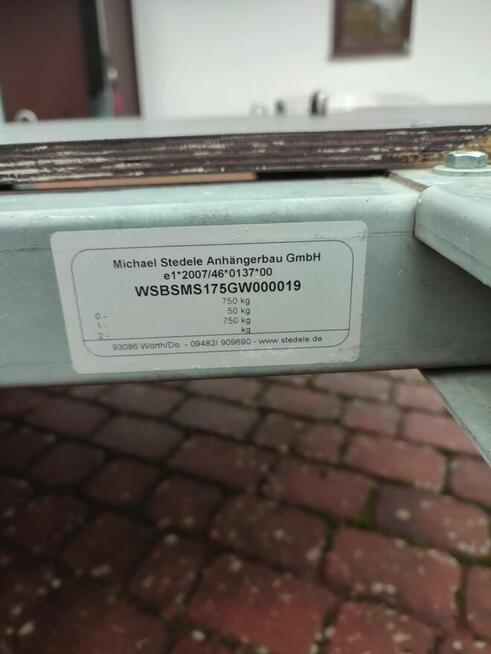 Przyczepa samochodowa bez burt