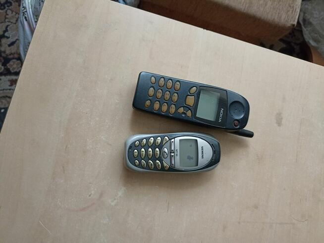 Dwa telefony komórkowe