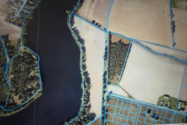 Nad jeziorem. kraina lasów i jezior. Jezioro 100m,