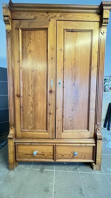 Stary solidny kredens