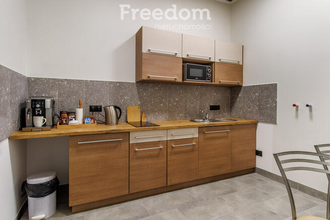 Biurowiec z halami przy autostradzie A4 w Tarnowie