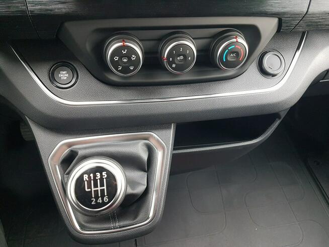 Renault Trafic 8 OSÓB 2xDRZWI BOCZNE PRZESUWNE DŁUGI BOGATE WYPOSAŻENIE