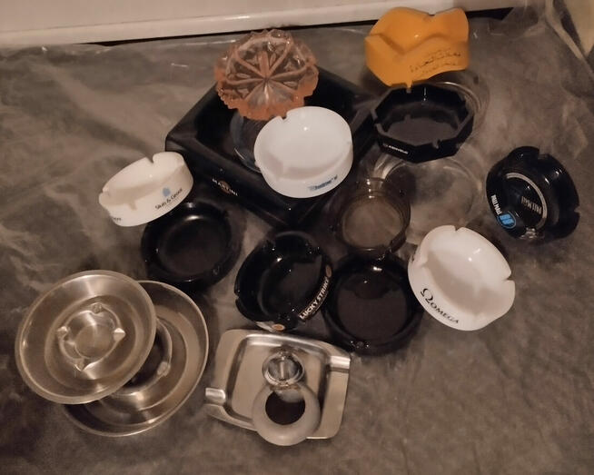 Popielniczki. Popielniczka.