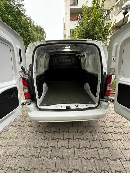 Oferujemy usługi transportowe niezawodnym i przestronnym Fia