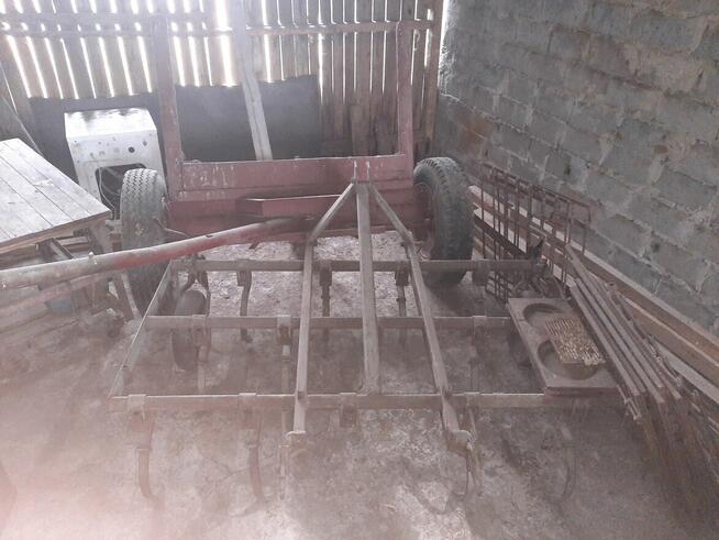 2szt.kultyw.2.2m ,koła na łożyskach. Przód wozu skretny koła