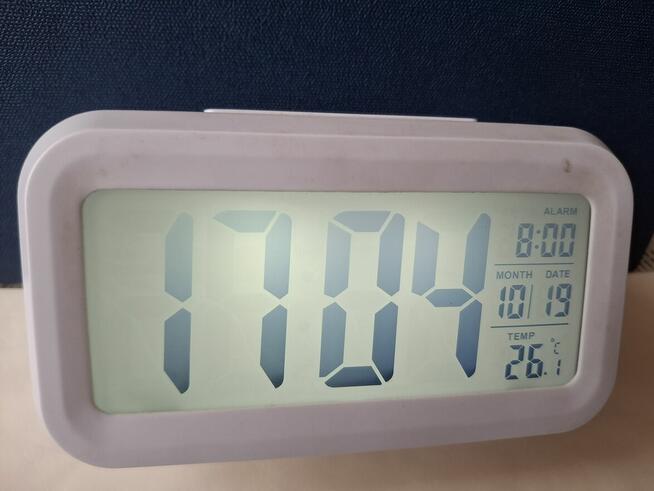 zegarek na biurko na baterie