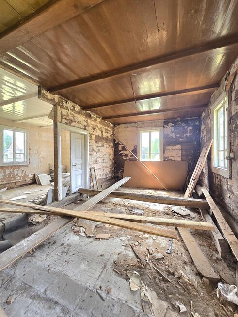 Piękne siedlisko z dwoma drewnianymi domami