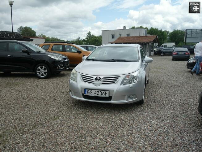 TOYOTA AVENSIS BENZYNA