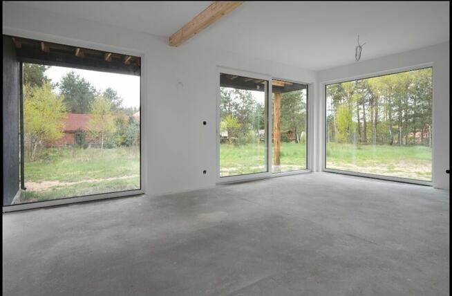 Nowoczesny dom energoiszczedny w lesie