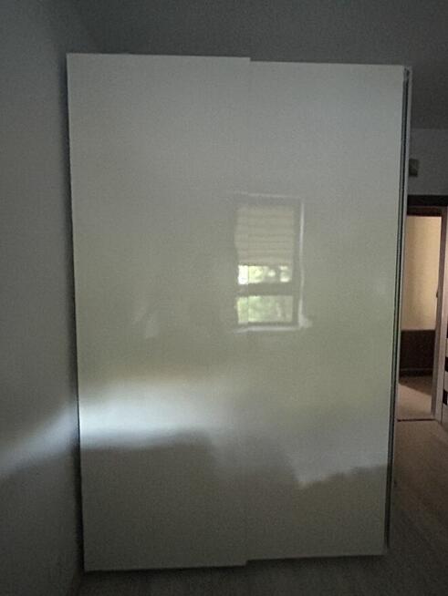 Biała przesuwna szafa