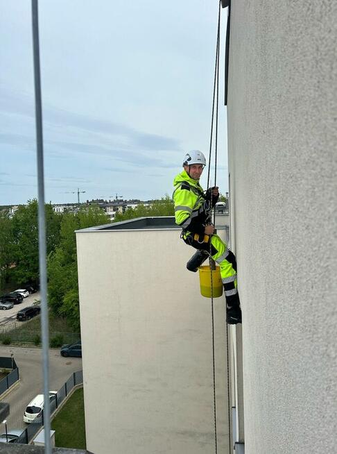 Mycie dachów, elewacji, kostki, przeszkleń na wysokości
