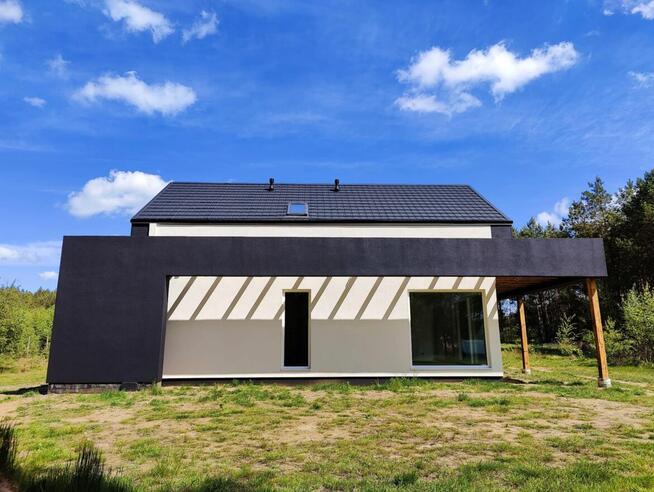 Nowoczesny dom energoiszczedny w lesie