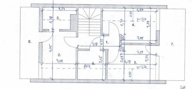 Nowoczesny dom energoiszczedny w lesie