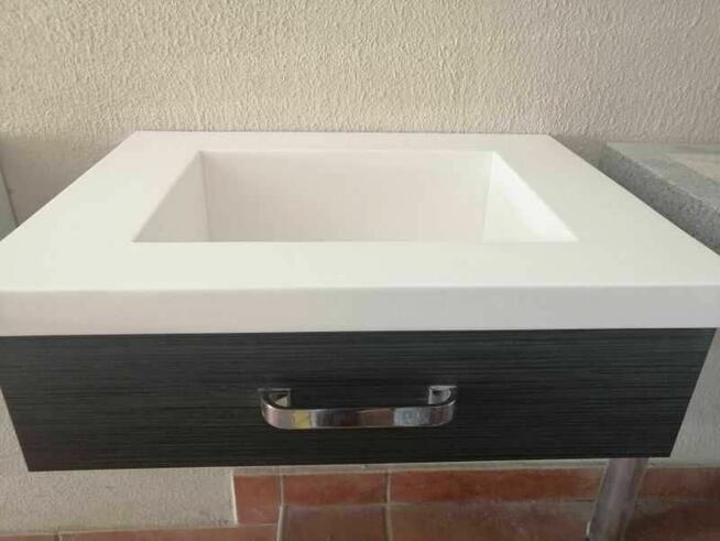 Szafka łazienkowa podwieszana z blatem z kompozytu Corian