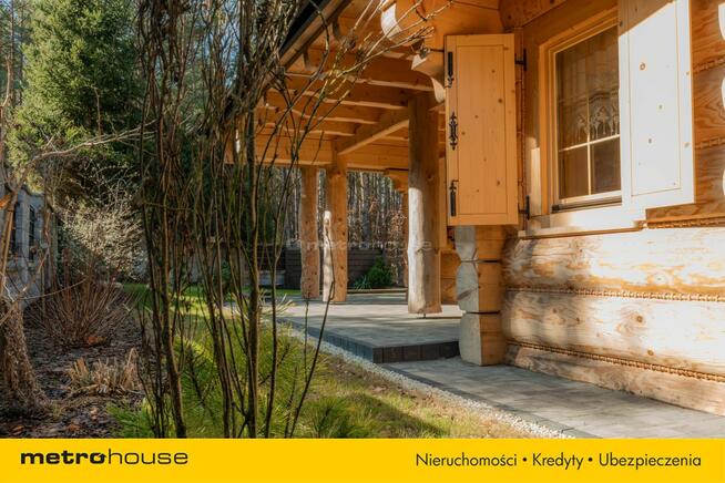 Nowy dom z bali w miejscowości wypoczynkowej.