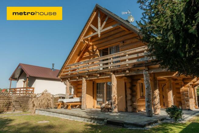 Nowy dom z bali w miejscowości wypoczynkowej.