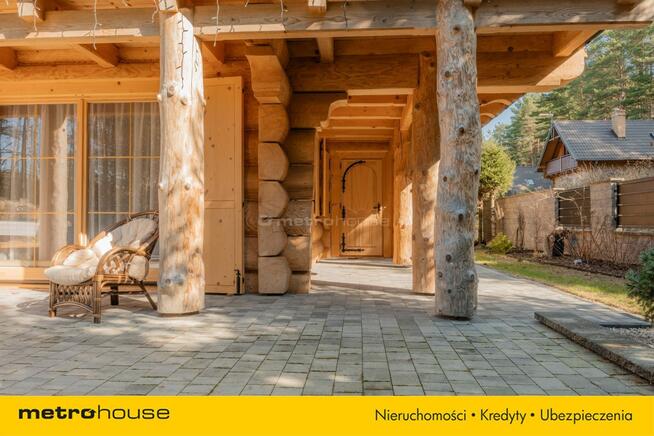 Nowy dom z bali w miejscowości wypoczynkowej.