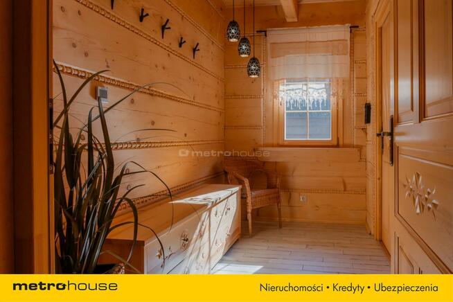 Nowy dom z bali w miejscowości wypoczynkowej.