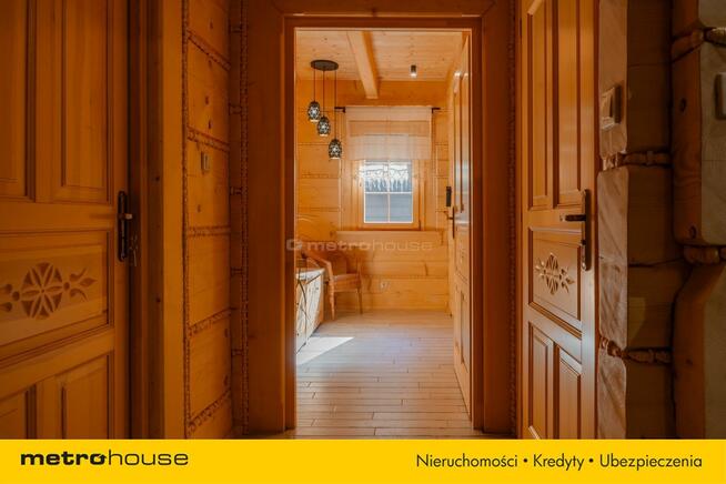 Nowy dom z bali w miejscowości wypoczynkowej.