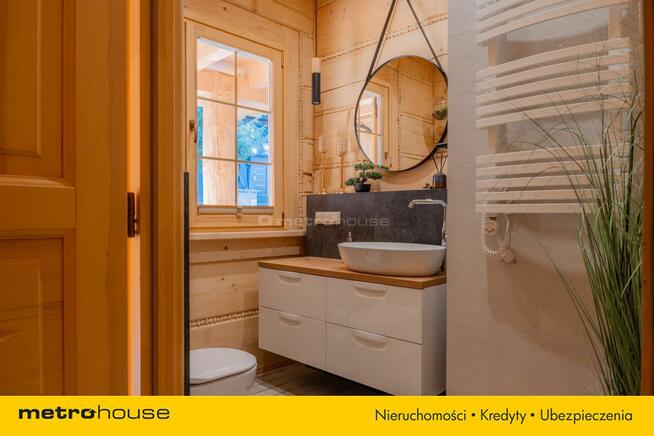 Nowy dom z bali w miejscowości wypoczynkowej.