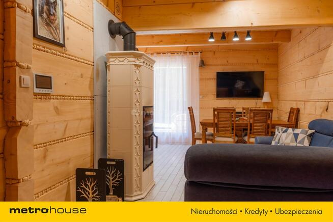 Nowy dom z bali w miejscowości wypoczynkowej.