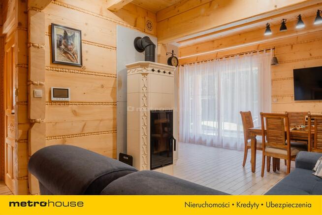 Nowy dom z bali w miejscowości wypoczynkowej.