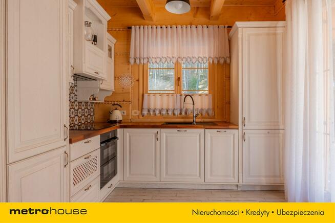 Nowy dom z bali w miejscowości wypoczynkowej.