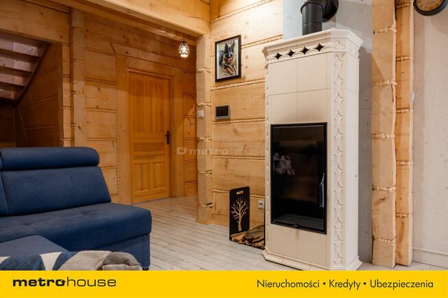 Nowy dom z bali w miejscowości wypoczynkowej.