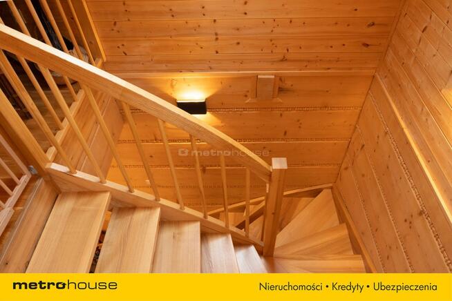 Nowy dom z bali w miejscowości wypoczynkowej.