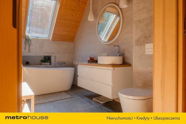 Nowy dom z bali w miejscowości wypoczynkowej.